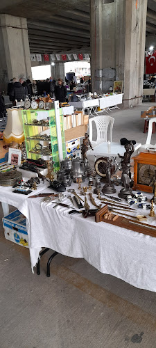 Bornova 2. El ve Antika Pazarı - Gastronomi ve konaklama