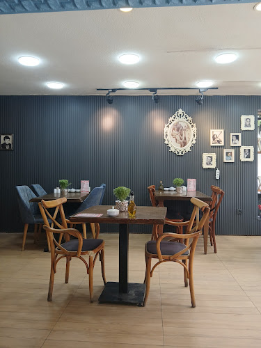 Yakşi Izgara İnegöl Köftecisi