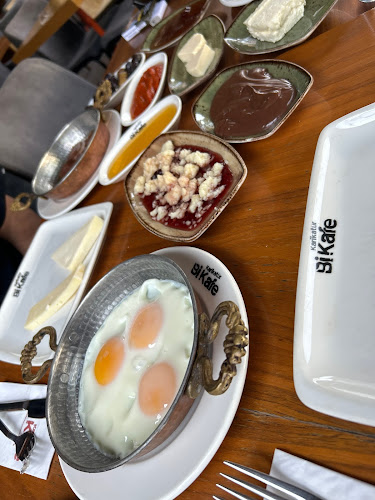 Opinii despre Karikatür Bi Kafe în Çanakkale - Gastronomi ve konaklama