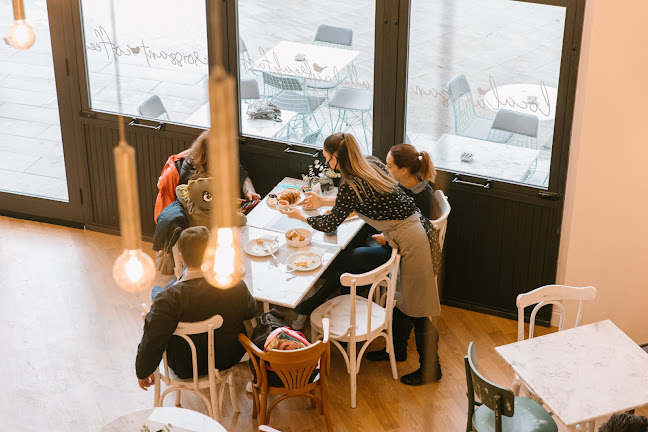 Opinii despre Piaf Cafe & Restaurant în Çankaya - Gastronomi ve konaklama