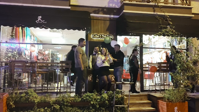 Giant Stride Shop & Cafe & Bar