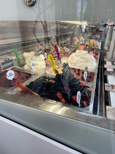 Opinii despre Sakız Dalı Dondurmaci în Çeşme - Gastronomi ve konaklama