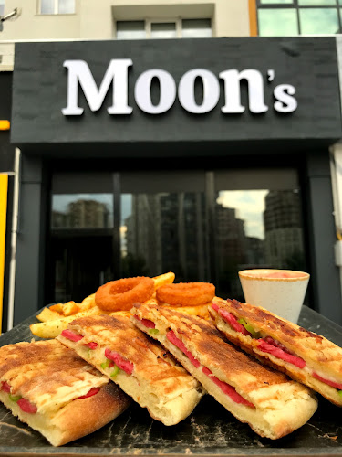 Moon's - Gastronomi ve konaklama