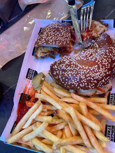 Burger Street Urla - Gastronomi ve konaklama