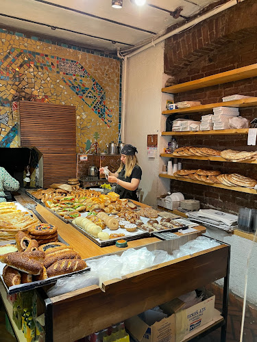 Opinii despre Cihangir Tarihi Simit Fırını în Beyoğlu - Gastronomi ve konaklama