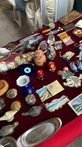 Bornova 2. El ve Antika Pazarı - Gastronomi ve konaklama