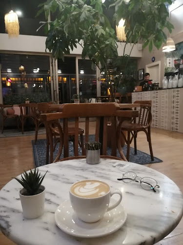 Comentarii opinii despre Noww Croissants & Coffee