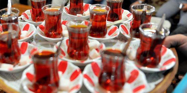 Opinii despre KIRMIZI BEYAZ AKYOL PARK AİLE ÇAY BAHÇESİ în Muğla - Gastronomi ve konaklama