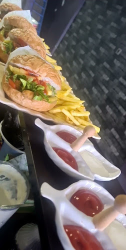 Opinii despre Lux Cafe în Samandağ - Gastronomi ve konaklama