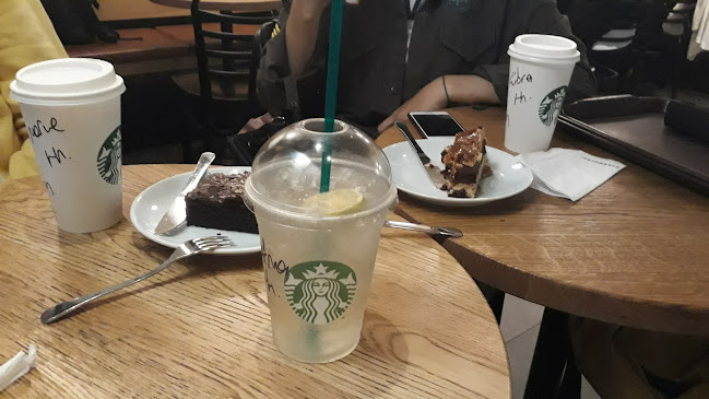 Opinii despre Starbucks Coffee în Karabağlar - Gastronomi ve konaklama