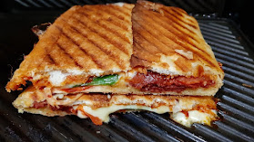 KIRMIZI BEYAZ AKYOL PARK AİLE ÇAY BAHÇESİ