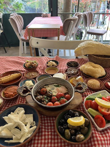 Cihangir, Bakraç Sk. No: 34 A D:B, 34433 Beyoğlu/İstanbul