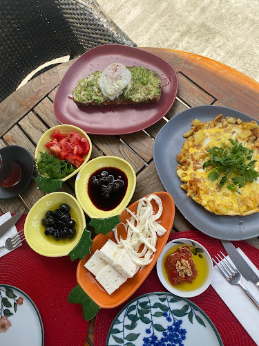Thera’s Cafe - Gastronomi ve konaklama