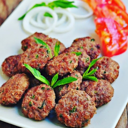 Ay - Gastronomi ve konaklama