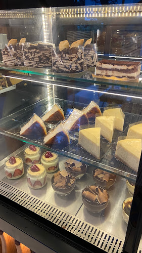 Opinii despre Perla Patisserie Fırın Cafe în Konyaaltı - Gastronomi ve konaklama