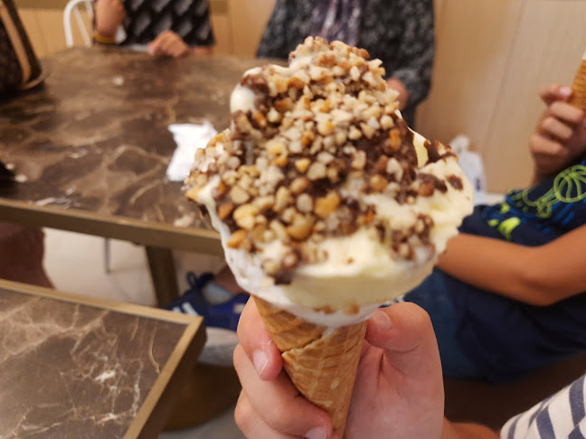 Eşrefoğlu Pastanesi - Gastronomi ve konaklama