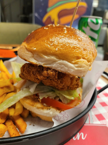 Opinii despre Alien Burger & Chicken în Beyoğlu - Gastronomi ve konaklama