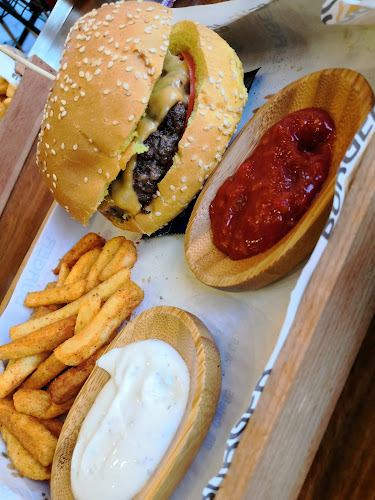 Opinii despre Cafe 85 Burger în Yenişehir - Gastronomi ve konaklama
