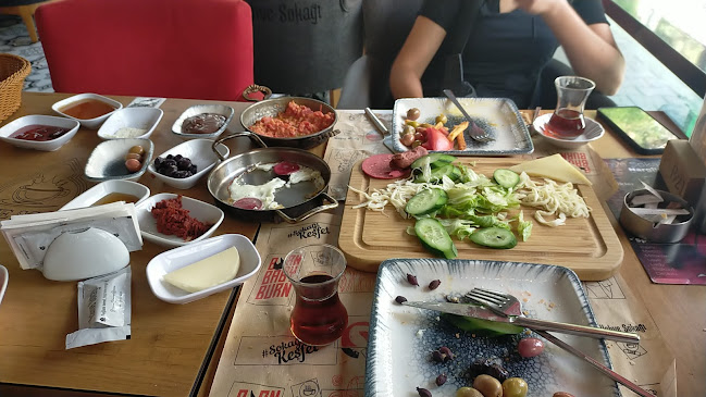 Opinii despre Kahve Sokağı Küçükpark în Bornova - Gastronomi ve konaklama