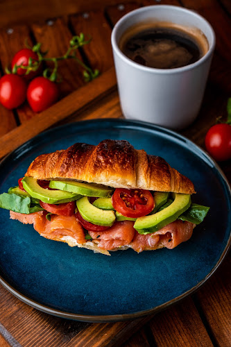 Comentarii opinii despre Giant Stride Shop & Cafe & Bar