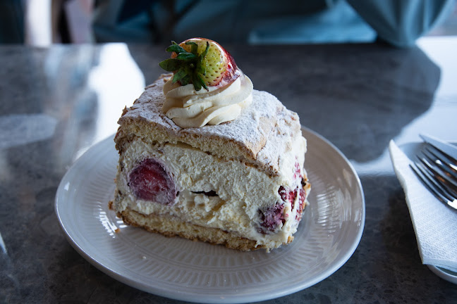 Opinii despre Pera Gelato Patisserie în Konak - Gastronomi ve konaklama