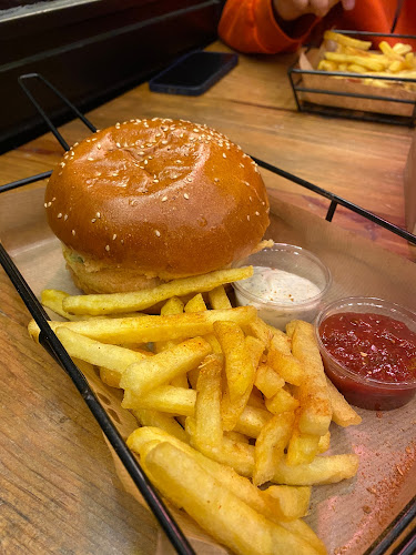 Burger85, Adnan menderes bulvarı barbaros mah. Göçmen kavşağı no:144/c, 33110 Yenişehir/Mersin