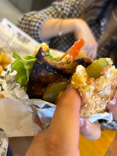 Ohannes Burger Mavişehir Hilltown - Gastronomi ve konaklama