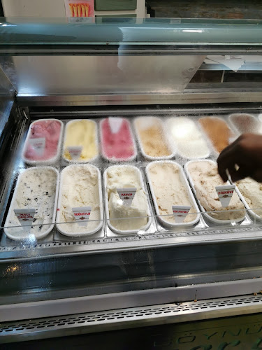 Opinii despre Göynüklü Ömer Usta Dondurmaları Bosna Caddesi în Adapazarı - Gastronomi ve konaklama