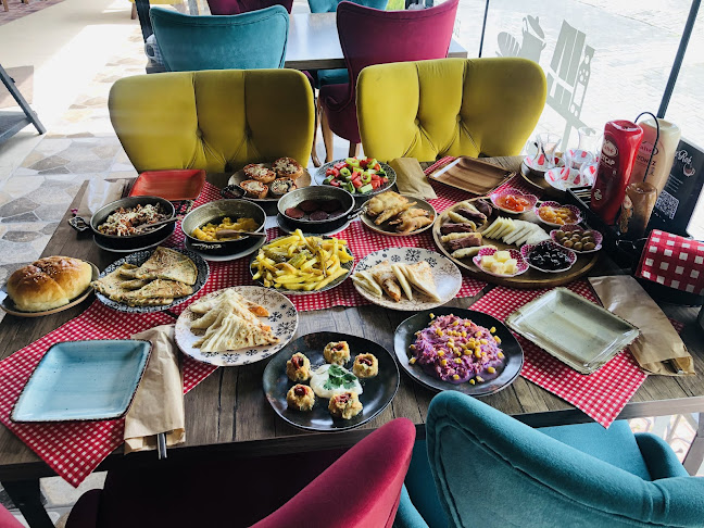 Opinii despre La’Rok Cafe and More în Söğütlü - Gastronomi ve konaklama