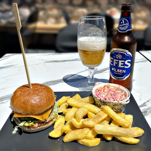 Opinii despre MelBu Cafe Pub în Çeşme - Gastronomi ve konaklama