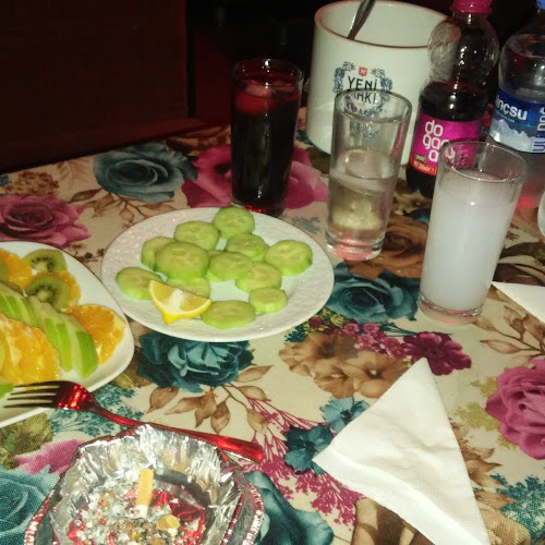 Opinii despre Gülcen Cafe Bar în Edremit - Gastronomi ve konaklama