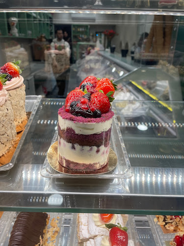 Opinii despre Pera Gelato Patisserie în Konak - Gastronomi ve konaklama