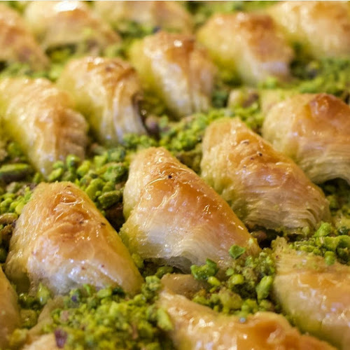Erdemoğlu Nuri Usta Baklava Künefe Dondurma Salonu - Gastronomi ve konaklama