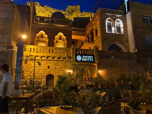 Mardin 1. Cadde Zinciriye Medresesi Merdivenleri Bitişiği Kuyumcular Lokali, 47100 Artuklu/Mardin