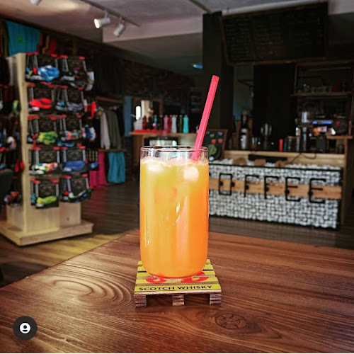 Giant Stride Shop & Cafe & Bar