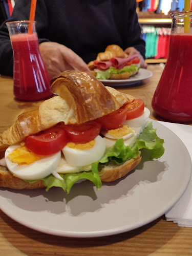 Giant Stride Shop & Cafe & Bar