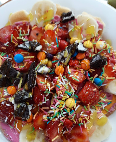 Opinii despre Zeyno Waffle în Büyükçekmece - Gastronomi ve konaklama