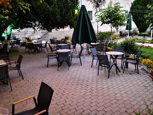 Üç Şerefeli (Burmalı) Camii Çay Bahçesi